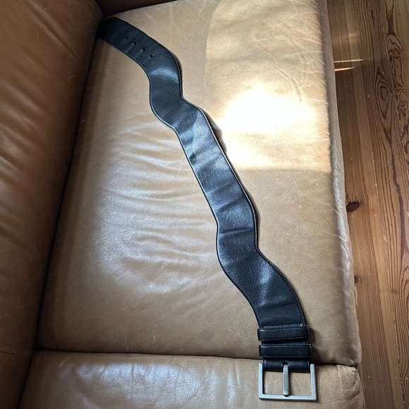 Johnny Farah New York wavy black leather wide belt - Picture 3 of 10